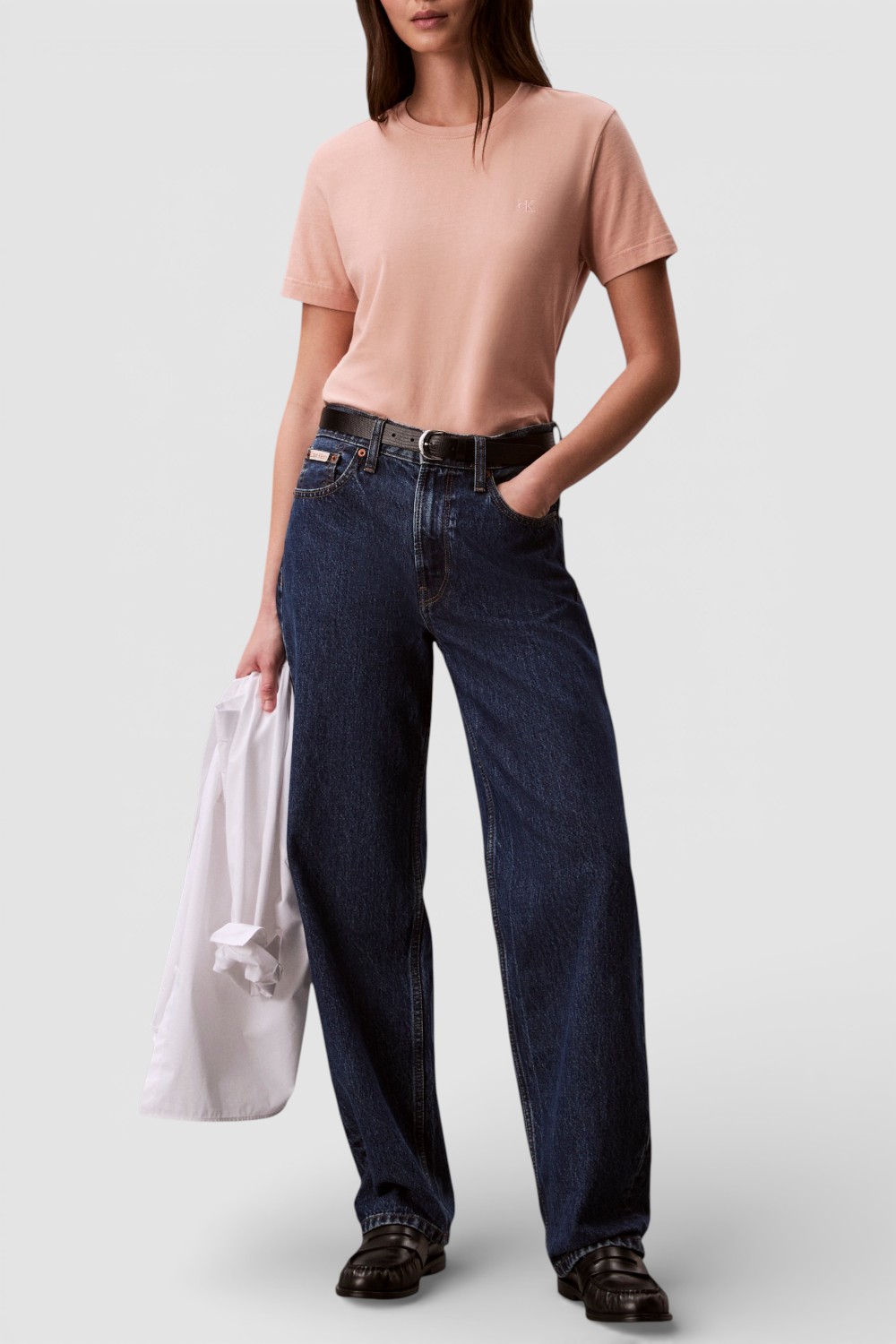 תמונת כל הלוק של חולצת טי